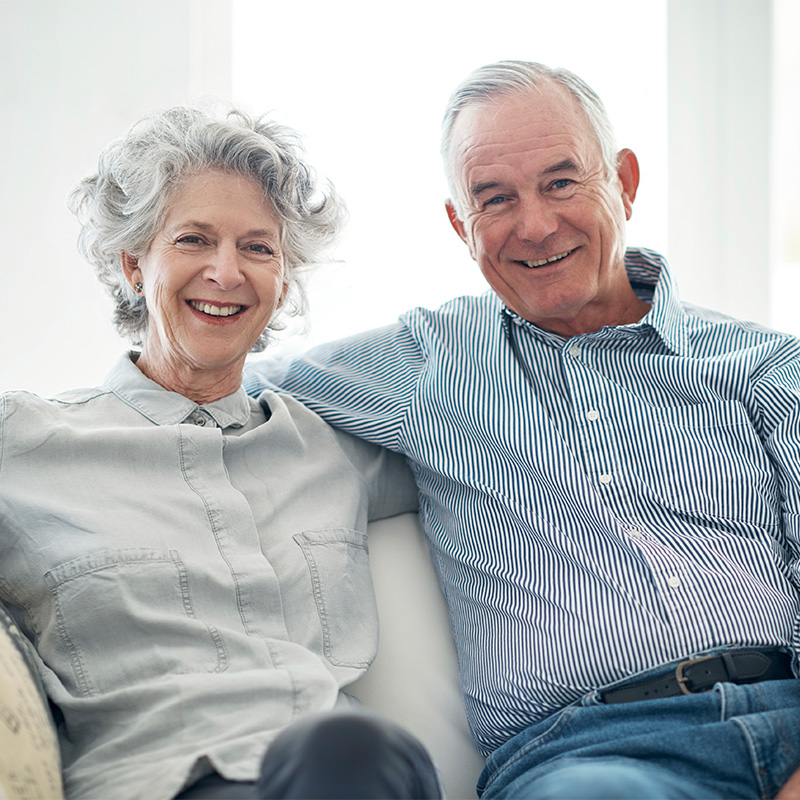 Implantate geben Prothesen sicheren Halt. Beim Sprechen, Kauen und herzhaftem Lachen.