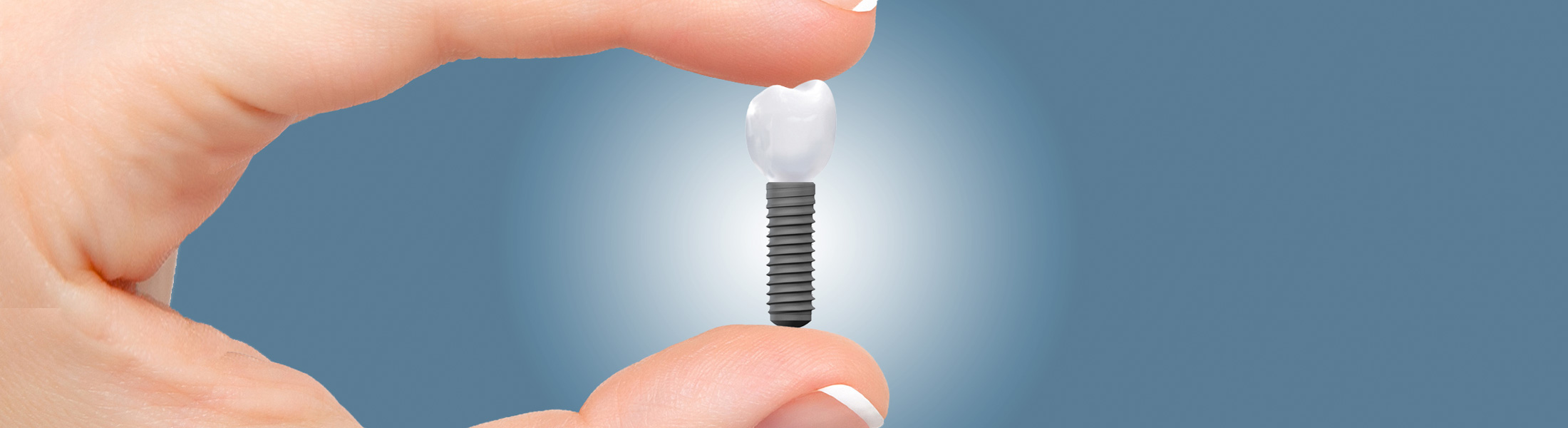 Implantat mit Einheilkappe im Oberkiefer, schematisch